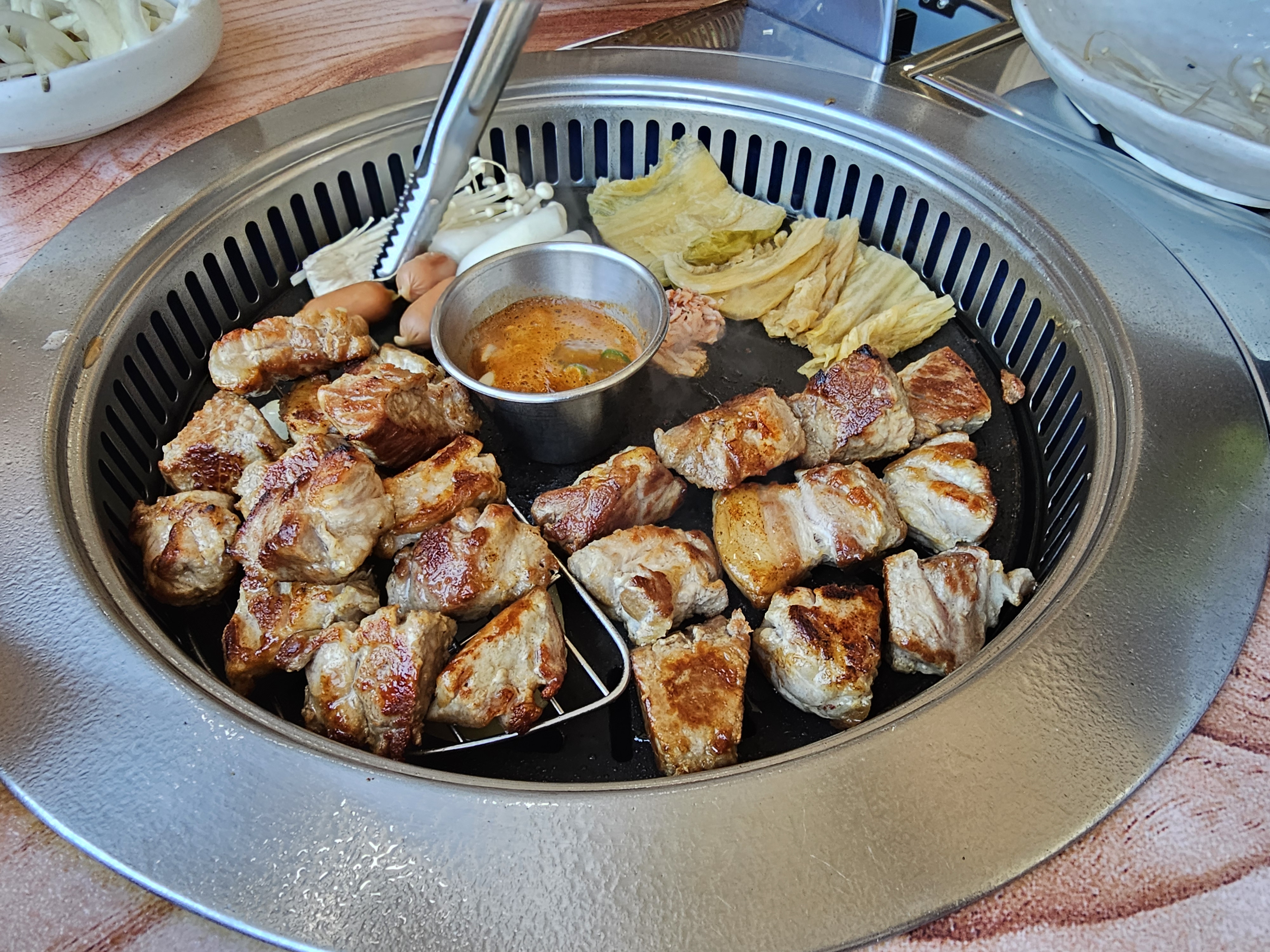 진주 맛찬들 목살 불판 구이, 노릇하게 구운 고기와 양념장