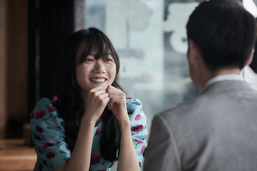 2025 영화 '바이러스' 리뷰 : 감염되면 사랑에 빠지는 독특한 로맨스