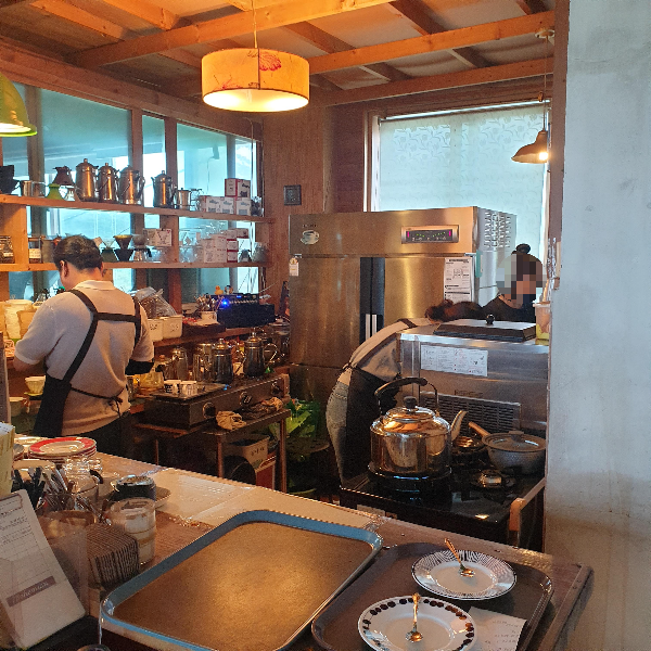 보헤미안 박이추 커피 본점: 강릉 로스터리 카페에서 즐기는 스페셜티 커피_내부_커피 추출 공간