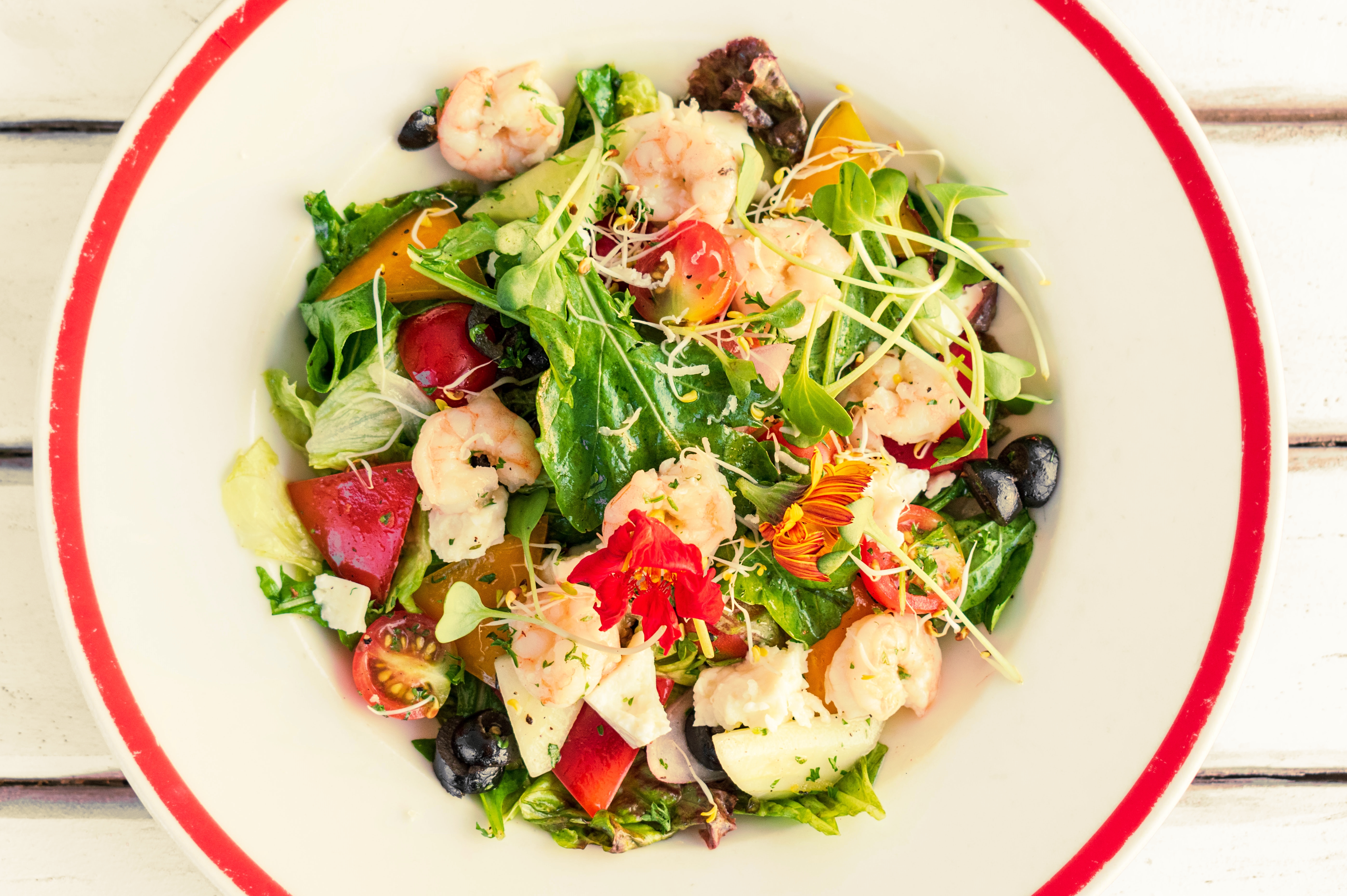 다양한 채소가 들어간 샐러드