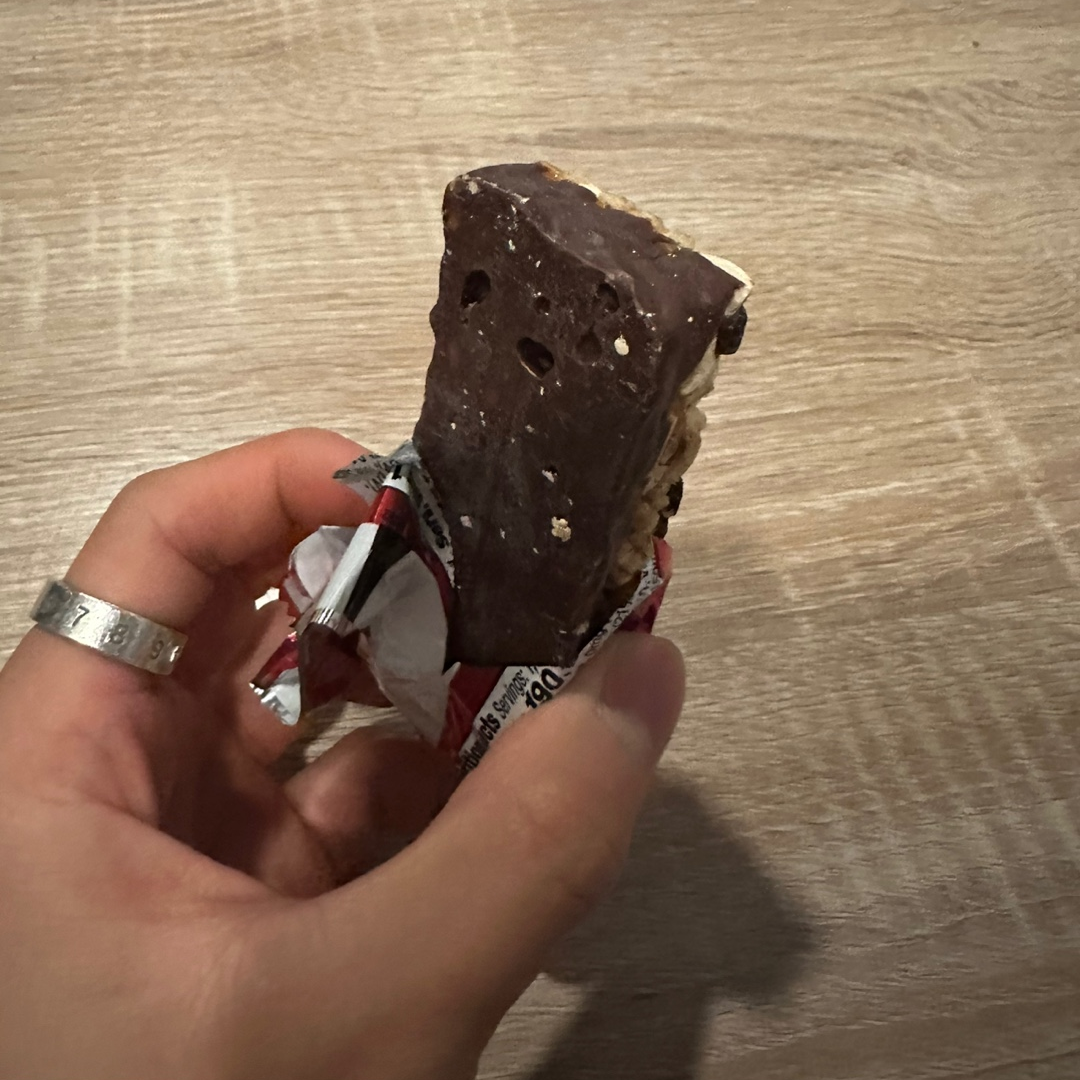 초코로 코팅이 되어있는 뒷면