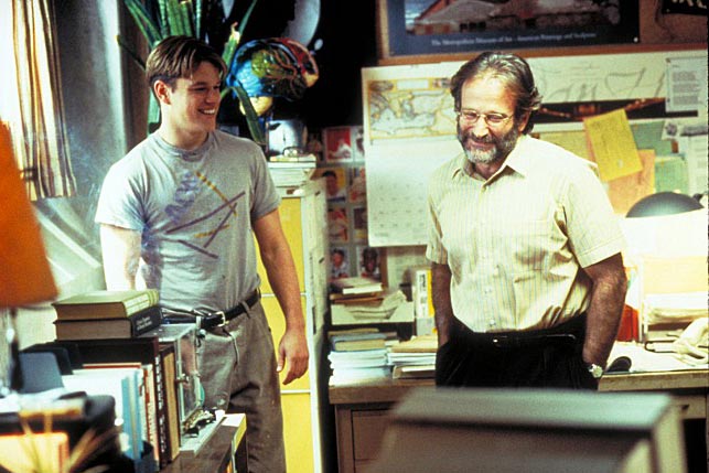 웃고있는 윌 헌팅(맷 데이먼)과 숀 맥과이어(로빈 윌리엄스)교수