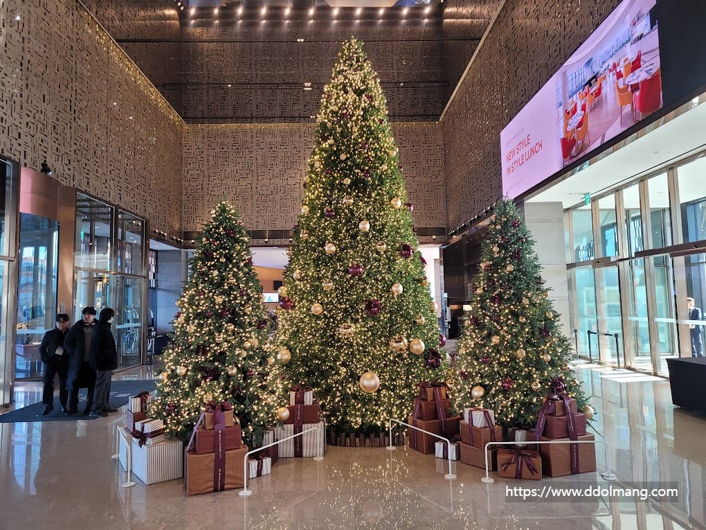 서울드레곤시티 로비의 크리스마스트리