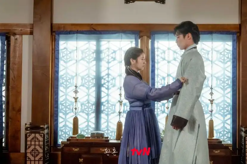 장욱에게_정진각_술사복_입혀주는_무덕