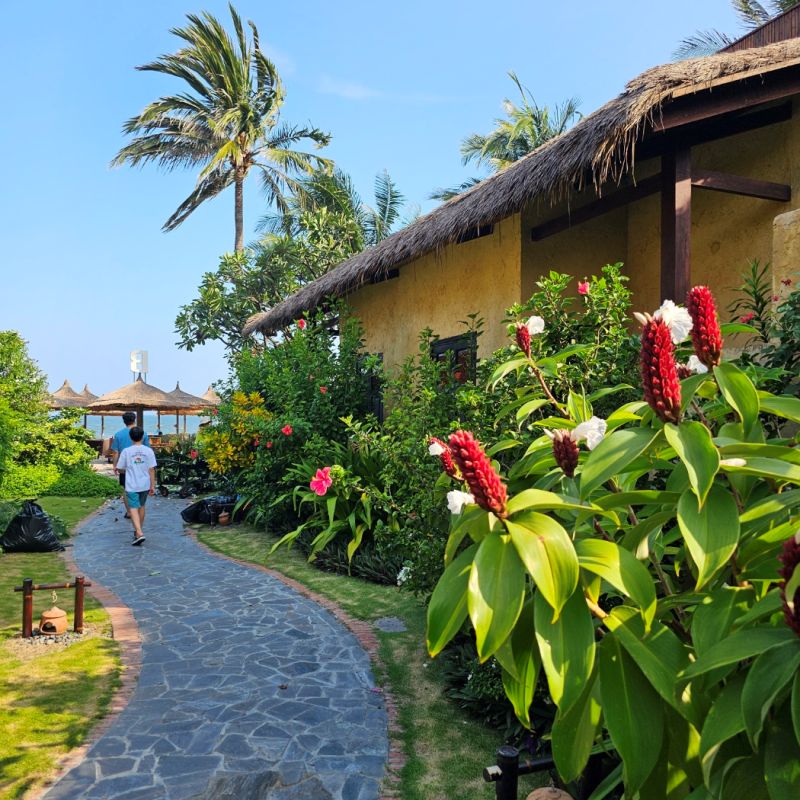 직접 찍은 뱀부빌리지의 정원을 지나가는 가족의 모습