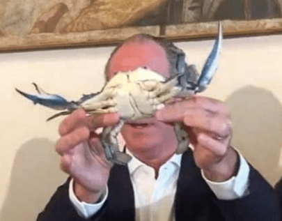 이탈리아 푸른 꽃게를 들고 있는 이탈리아인