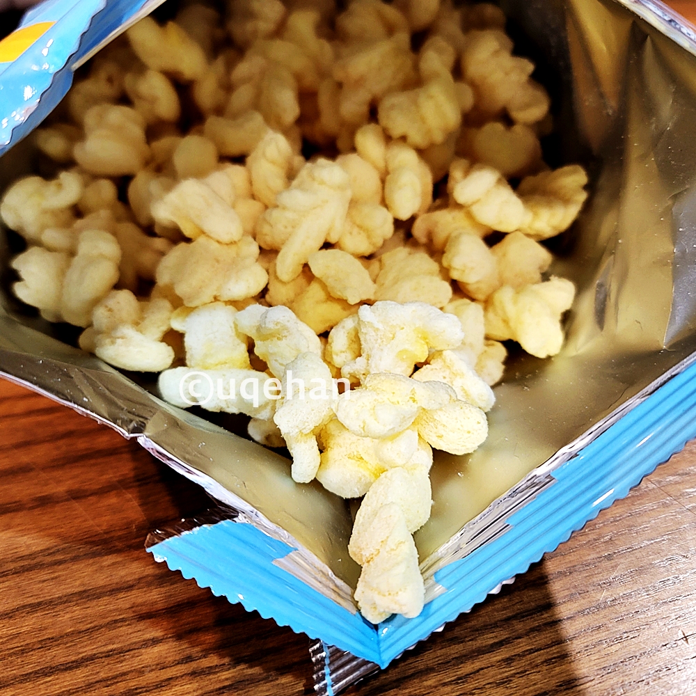 노브랜드 바나나소프트콘 과자를 뜯어 과자 내부 사진이다. 과자가 듬뿍 들어있다.