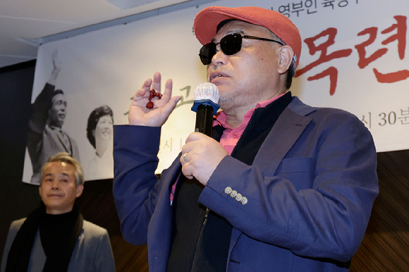 지난 14일 서울 중구 플라자 호텔에서 열린 박정희 전 대통령과 육영수 여사의 생애와 업적을 다룬 다큐멘터리 영화 '그리고 하얀 목련이 필때면' 제작 발표회에서 제작자인 가수 김흥국이 인사말을 하고 있다. [사진=뉴시스]