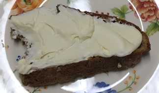 빵에 오가닉밸리 크림치즈를 바른 모습