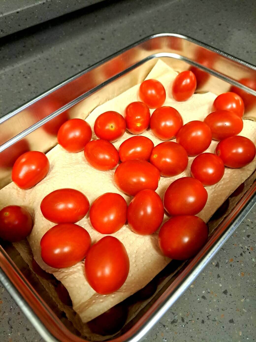 그릇에 넣은 방울토마토
