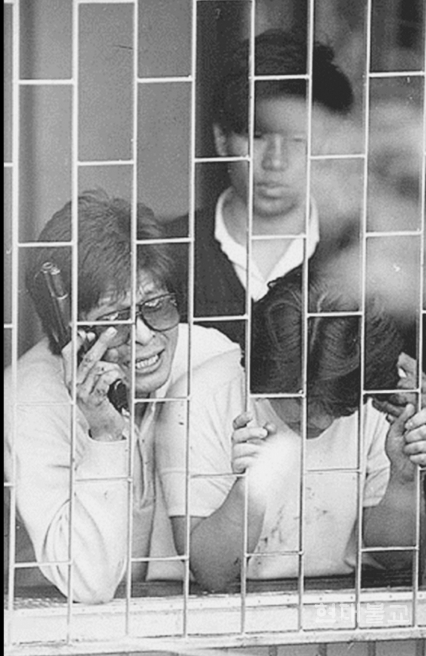 실제 지강헌이 인질극을 벌이고 있는 현장