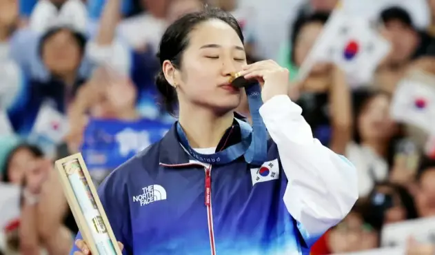 안세영-금메달-입맞춤-배드민턴