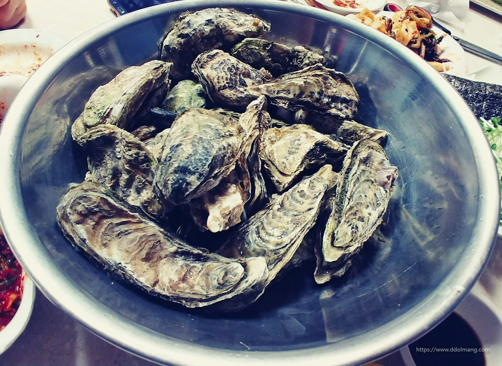 잘 쩌진 각굴이 접시에 담긴 모습