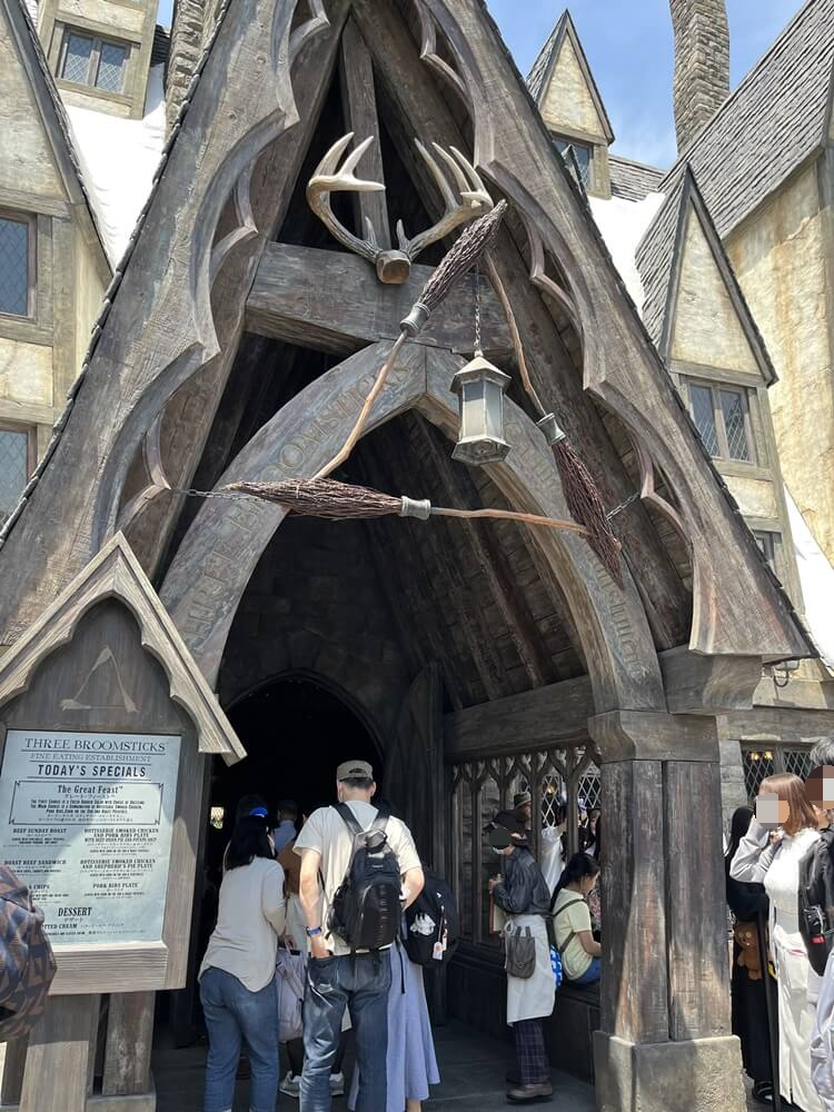 Three Broomsticks 대기 정리하는 직원