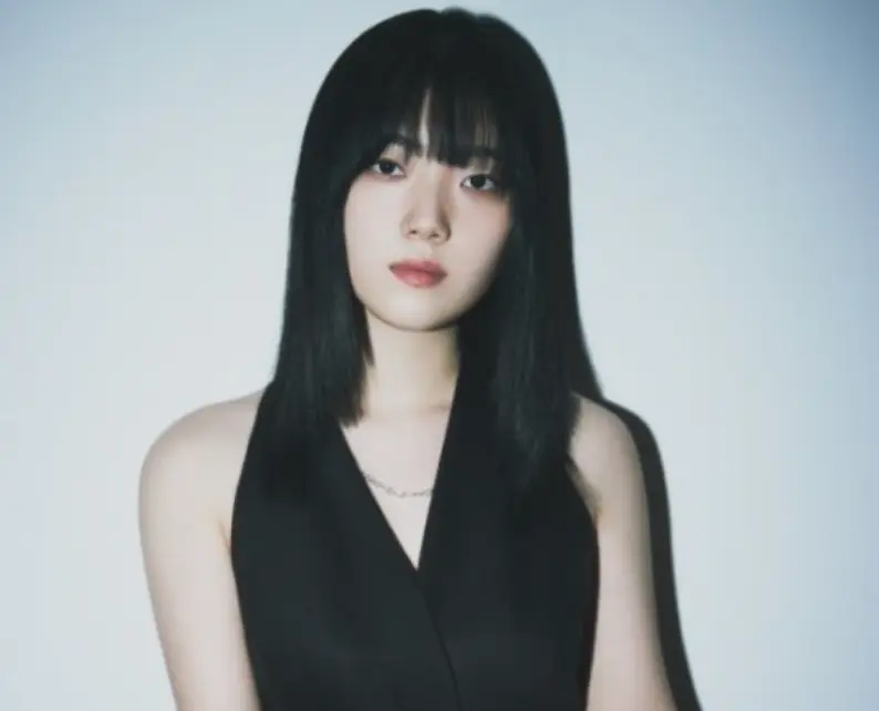 싱어게인 3-
검정색 나시티를 입고 긴 생머리를 늘어뜨린 채 무표정하게 서 있는 김소연