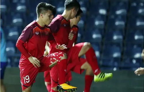 태국전- 붉은 유니폼을 입은 태국선수들이 연습하는 모습