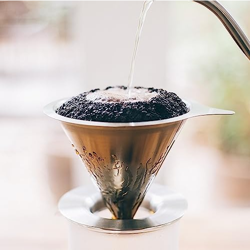 하리오 커피 드리퍼에서 커피를 추출하는 모습