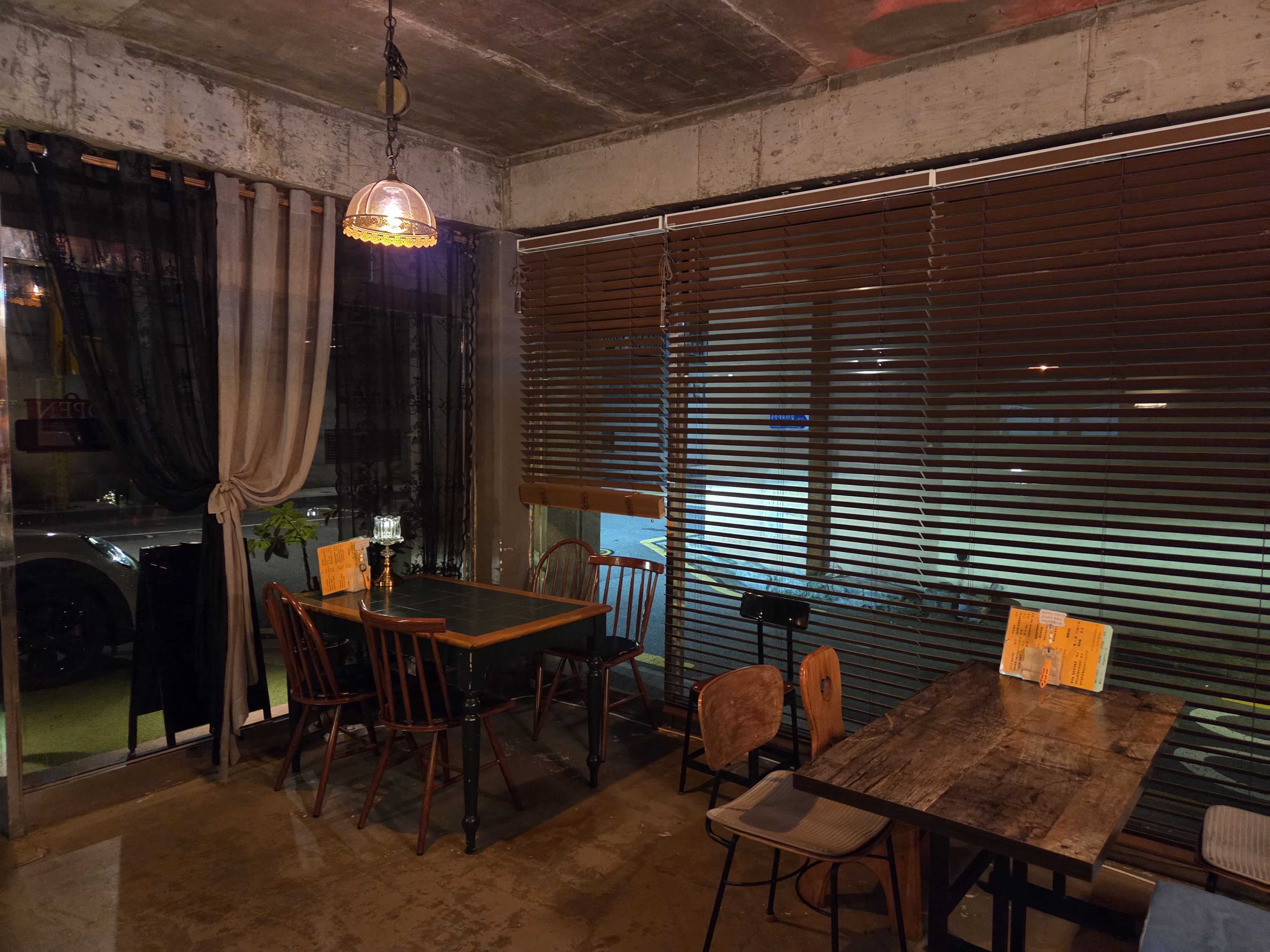 염창동 오가다 내부 분위기 – 은은한 조명과 깔끔한 테이블 배치