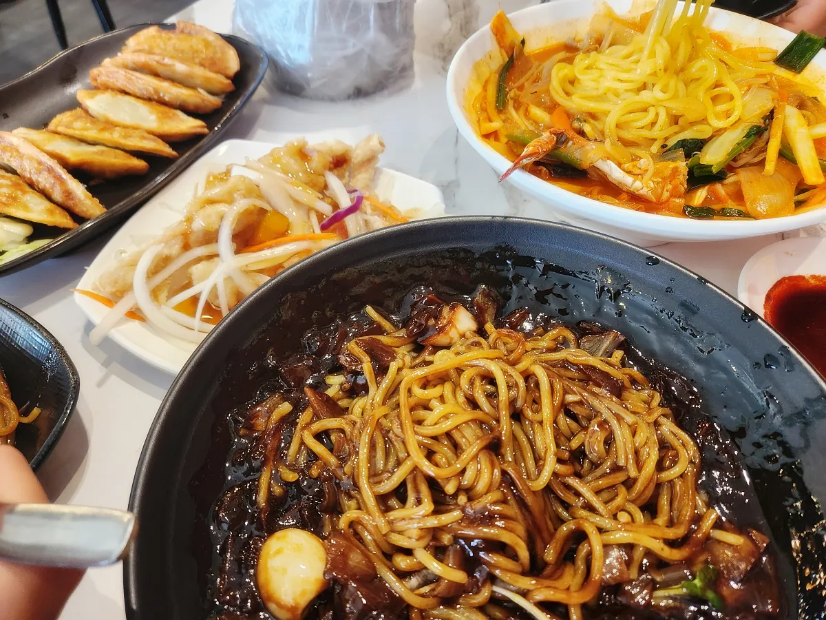 차이홍짬뽕-군만두-짬뽕-짜장면-탕수육