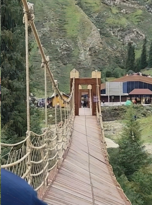 샤타 출렁다리는 중국 신장 위구르 자치구 이리 카자흐 자치주 자오쑤현에 위치한 샤타 관광지 내 협곡 위를 가로지르는 보행용 현수교입니다. 절벽 사이를 연결하는 구조로, 금속 케이블과 목재 상판으로 구성되어 있으며, 고도 차에 따른 시각적 긴장감과 진동에 의한 체험 요소를 갖춘 시설입니다. 이 다리는 고산 지형과 자연 경관을 배경으로 하여 관광객에게 도보 체험과 사진 촬영 장소로 인기를 끌었고, SNS 콘텐츠를 통해 주목받으며 방문 수요가 증가했습니다. 과거에도 구조 이상 사례가 있었으며, 정기 점검과 유지관리 실태가 사고 이후 재조명되고 있습니다.