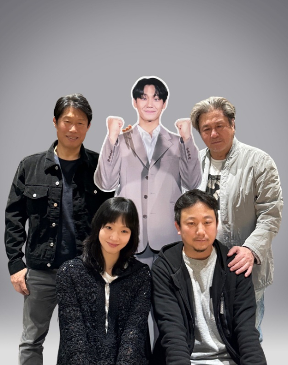 배우 유해진, 최민식, 김고은, 장재현 감독이 입대한 이도현 입간판과 함께 '파묘' 가족사진 촬영을 하고 있다. [사진=(주)쇼박스]