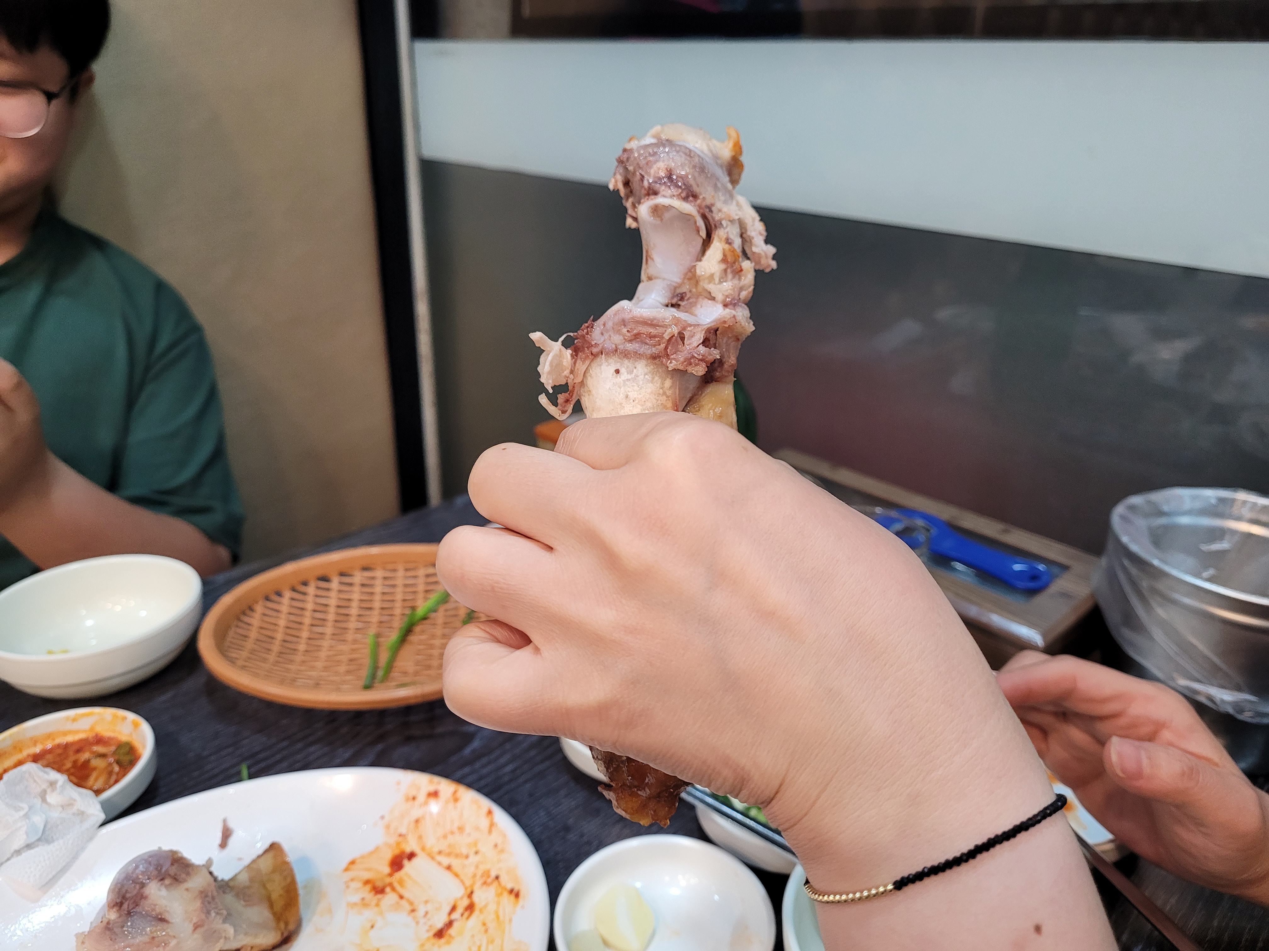 족발 뼈에서 살 발라 먹는중