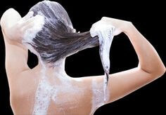 긴머리에-샴푸를-듬뿍하여-하얀-거품이-주르륵-흐르며-머리감는-여성