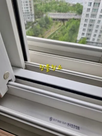 창틀 먼지 진공청소기 솔브러시와 물티슈로 닦는 순서_28