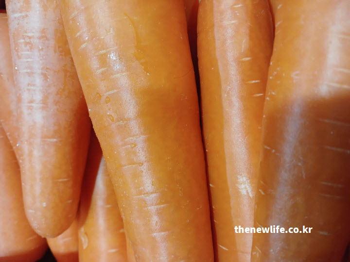 당근 효능 피부 미용 - 베타카로틴이 풍부하여 피부 결을 매끄럽게 하고 수분 광채를 주는 세척 당근 상세 컷