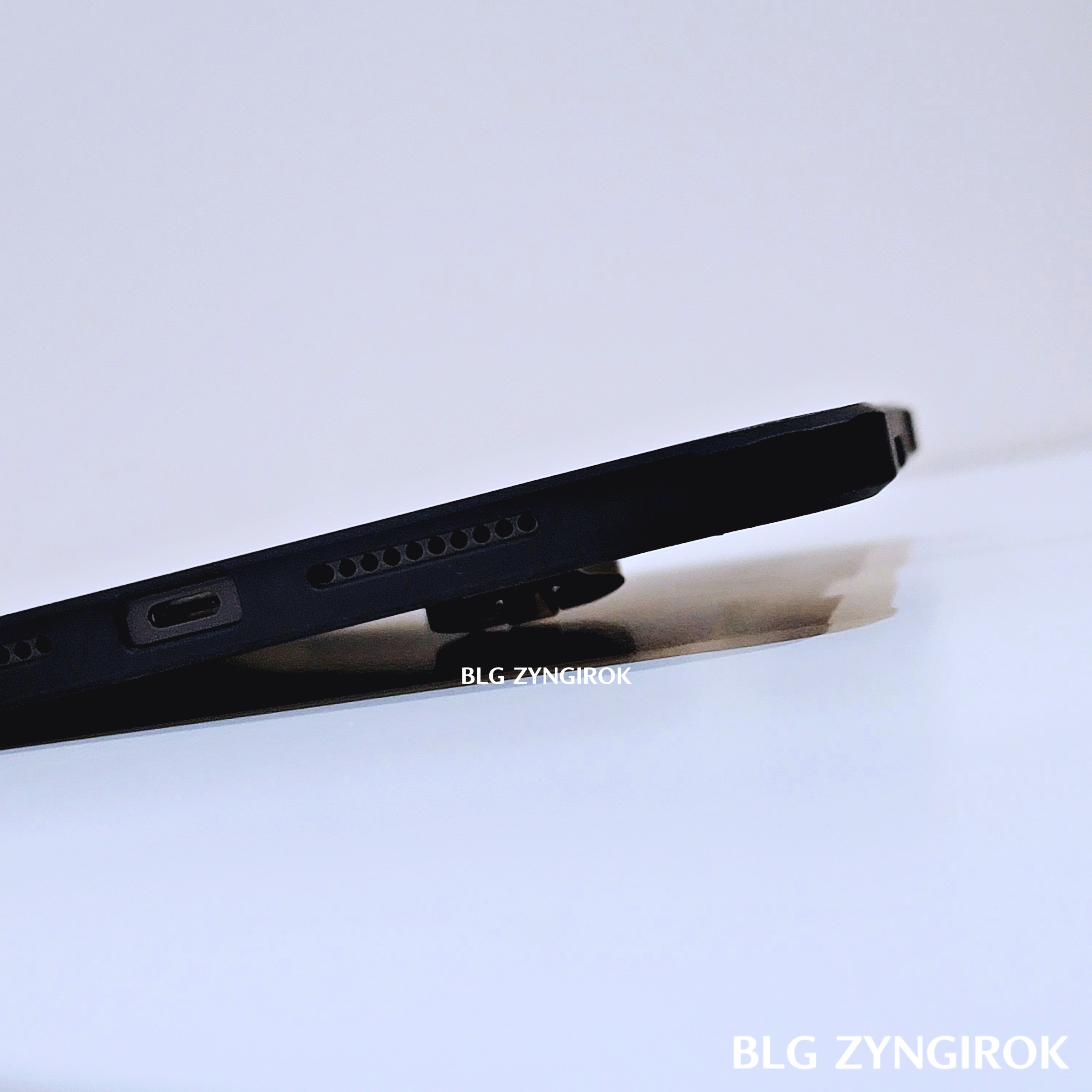 아이패드 미니 후면에 부착한 iRing을 놓을 때 링이 테이블에 닿는 모습이다.