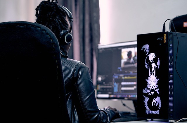 영상 편집중인 여자