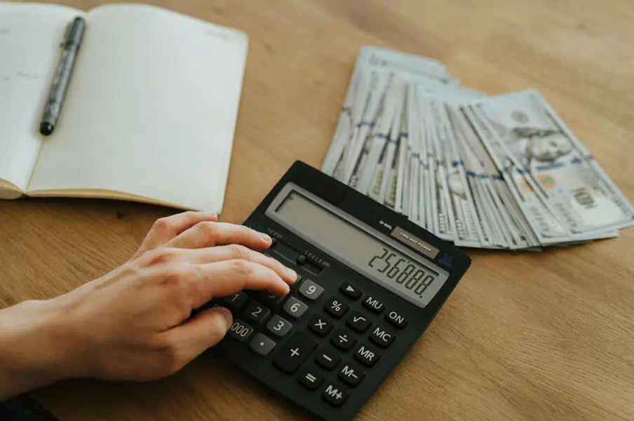 돈과 계산기를 보여주고있는 사진