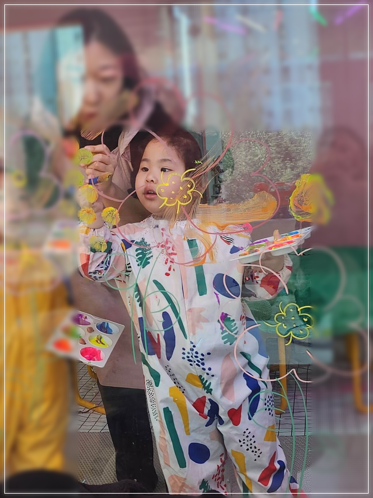 용인-키즈카페에서-유리창에-그림을-그리며-미술-활동을-즐기는-아이와-지도하는-선생님