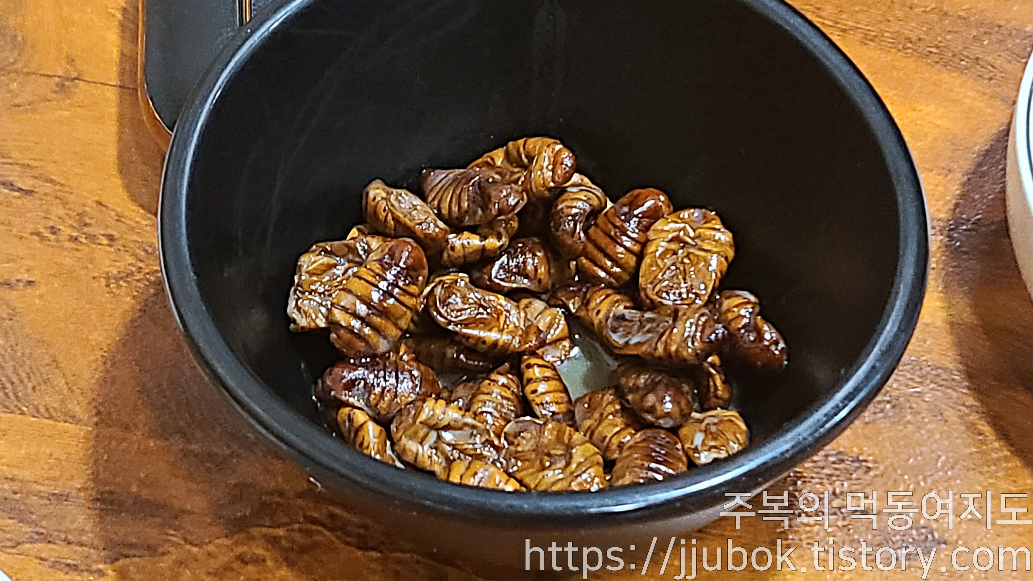 유래초밥-밑반찬-번데기