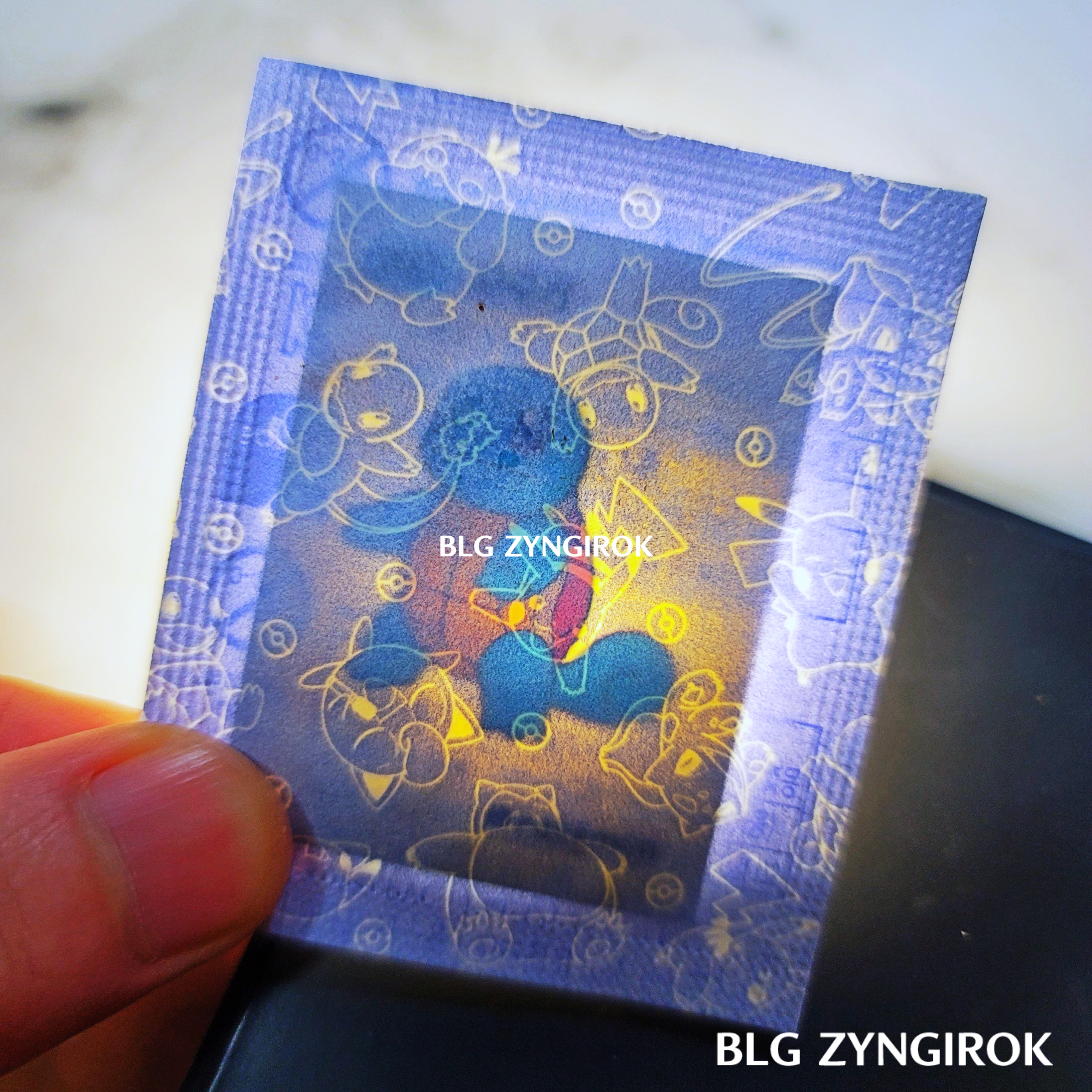 띠부띠부씰-꼬부기를-들고있다.