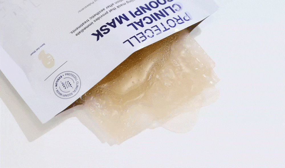 파우치에 에센스가 담겨저 있어 개봉시 에센스가 흐르는 영상