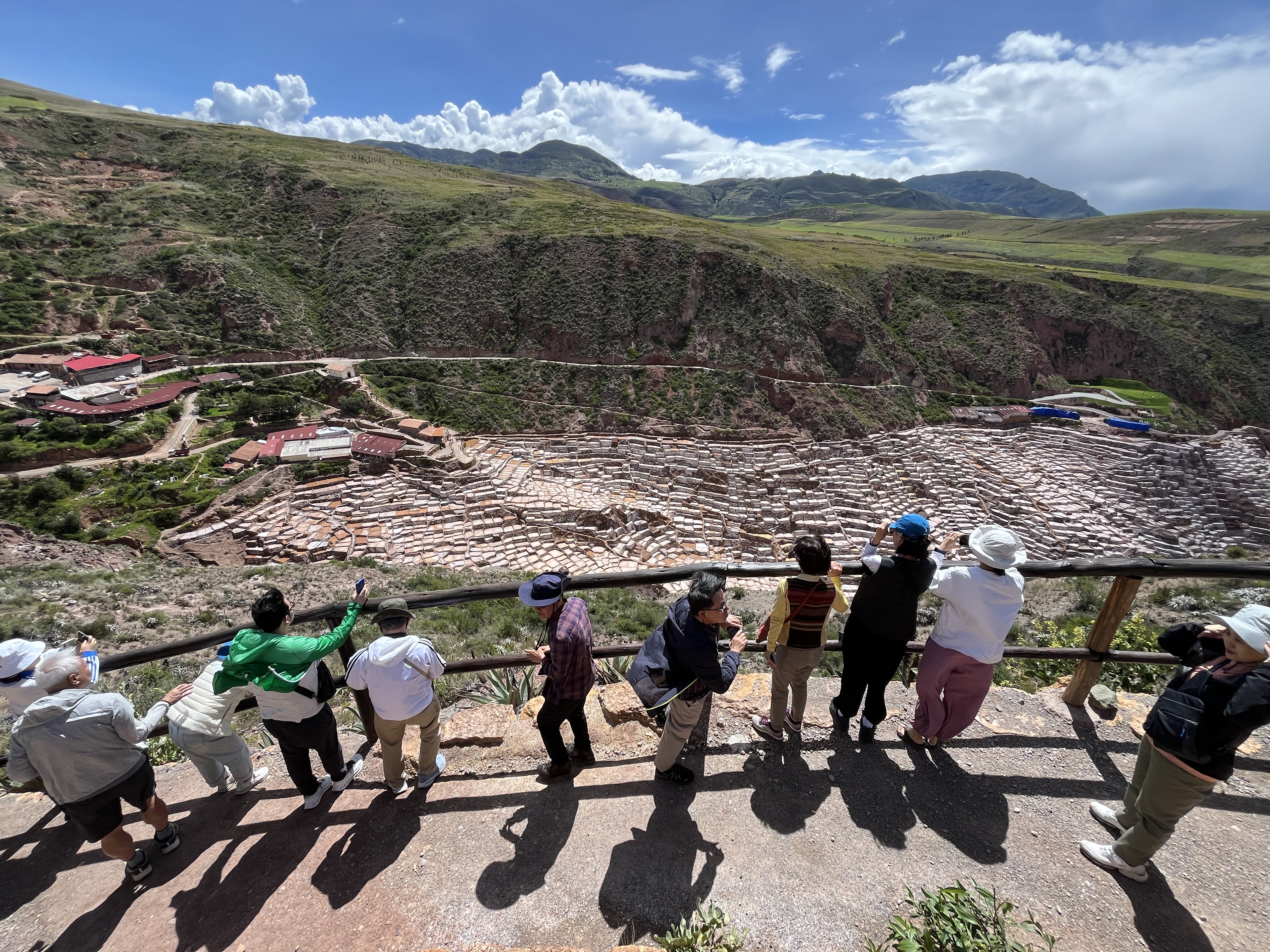 살리네라스에서 관람하고 있는 관광객들