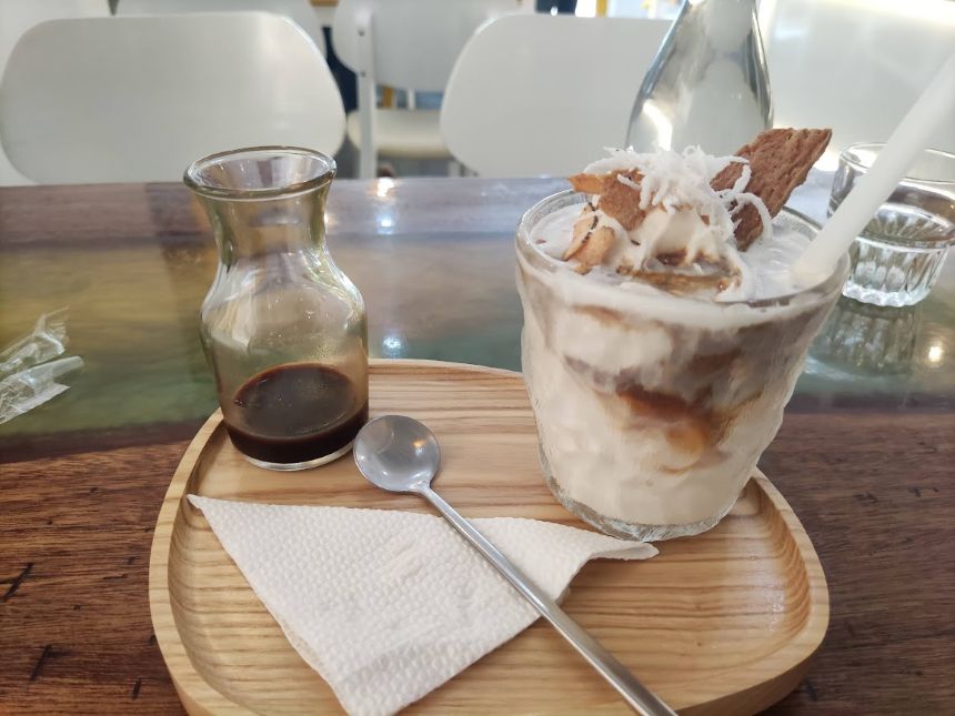 다낭 지커피 코코넛 커피 코코넛밀크 섞기