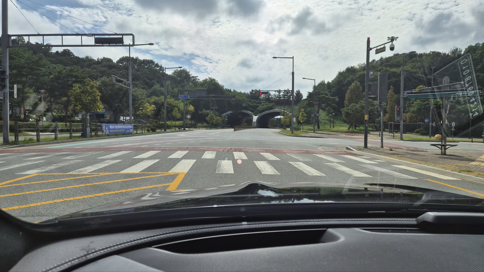 벤츠 차량 주행 중 정차 상황, 세종시 도로 신호대기 장면