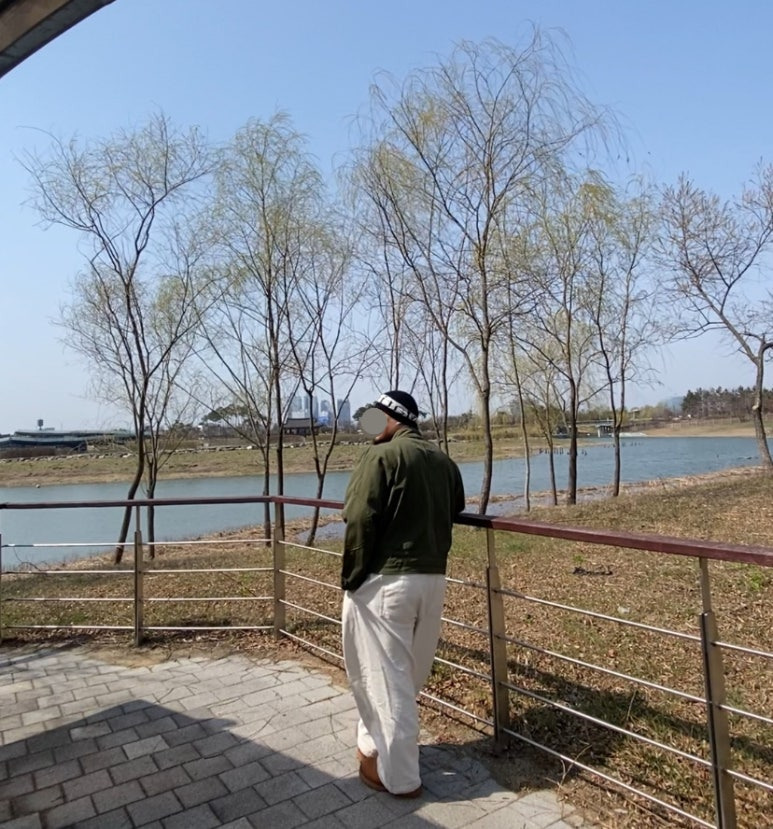 데일리룩(2025. 4. 6.)마뗑킴 MatinKim 비니, 스웨덴 야상 스웨디시 모터사이클 자켓 아미그린, 무신사스탠다드 데님 벌룬 팬츠, 야세(YESE) 엔지니어부츠 웨스턴부츠