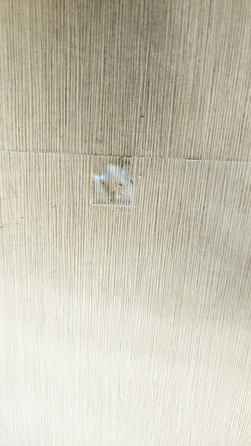 안쪽 벽지를 떼어낸 모습