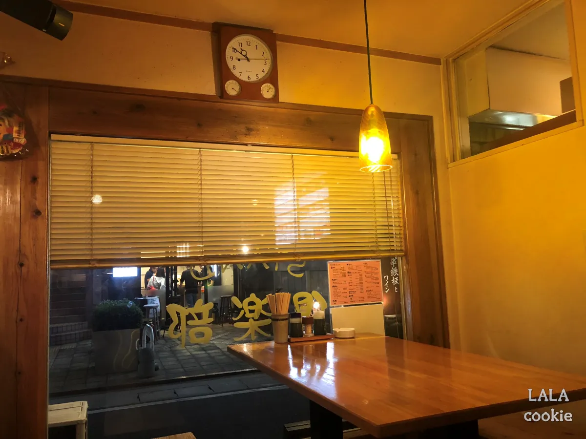 후쿠오카-텐진-술집-추천-스탠드클럽-후기-창가의-테이블과-노란-조명