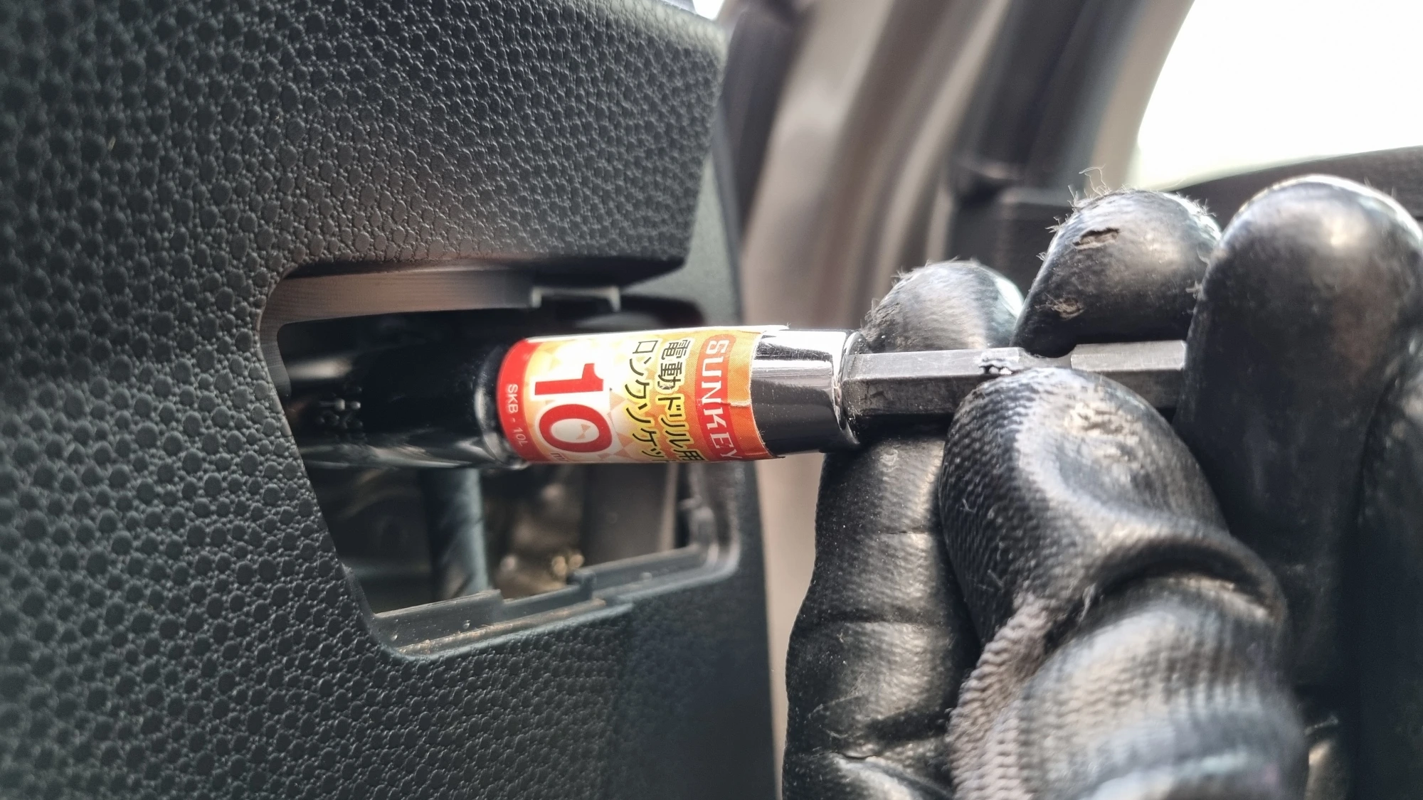 사이드미러 고정 너트 푸는 모습