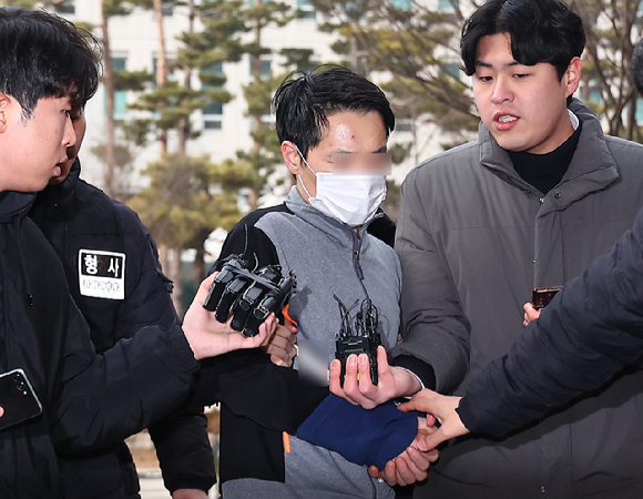 설 연휴 기간 술에 취해 어머니를 살해한 뒤 시신 옆에서 잠을 자던 30대 남성이 구속됐다. 사진은 A씨가 지난 11일 오후 경기 고양시 의정부지방법원 고양지원에서 구속 전 피의자심문(영장실질심사)를 받기 위해 법원에 들어서고 있는 모습. [사진=뉴시스]