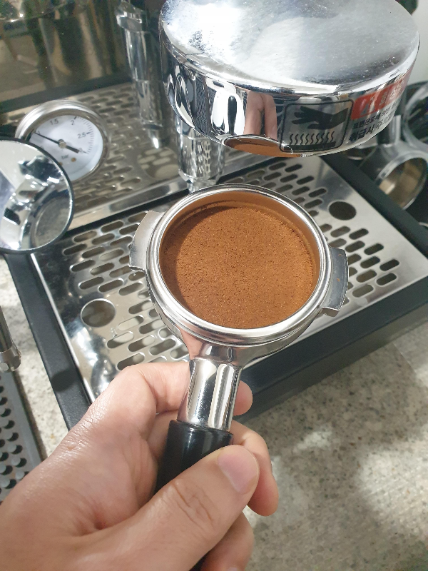 탬핑한 포터필터를 에스프레소 머신에 장착하기 직전 모습