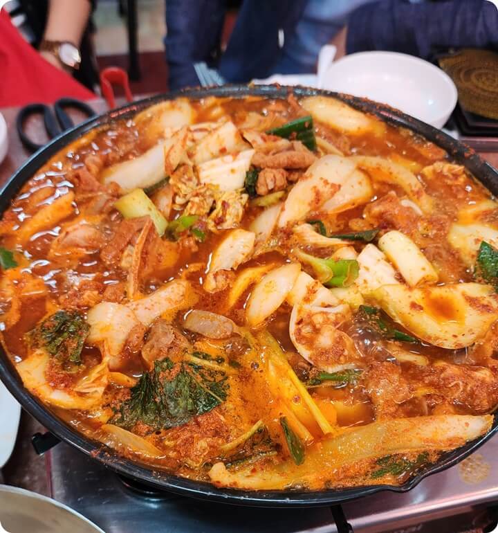 전골냄비안에서 끓고 있는 곱창과 야채들