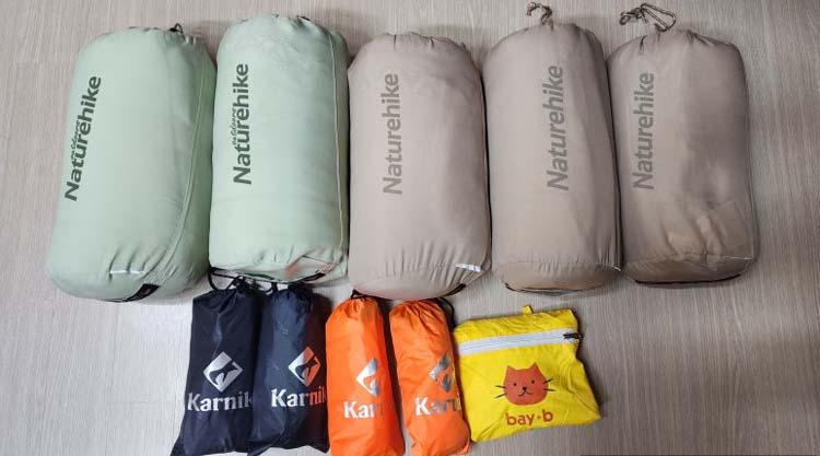 침낭은 네이쳐하이크, 판초우의는 카르닉 막내우의는 bab-y kids - 침낭과 우의 부피를 비교해보세요