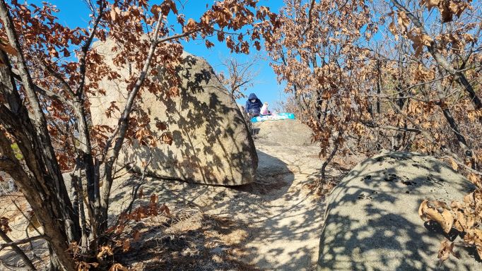 큰 바위들 뒤로 봉우리(쉼터), 여성분 1, 애견과 함께 선점, 푸른하늘, 바위돌에 비친 나뭇잎 그림자,