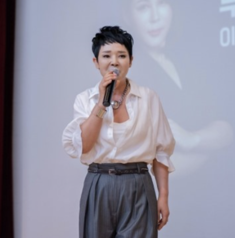 강연 활동 중인 가수 한서경