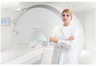 의료진이 유방암 방사선 치료를 준비하고 있다.